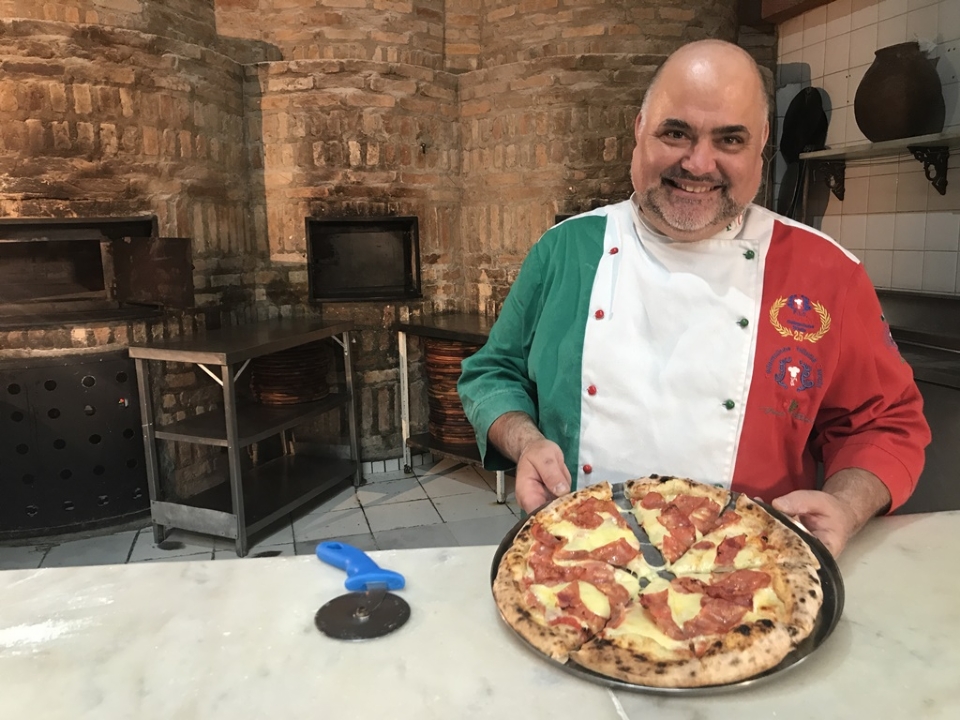 Dom Sebastio abre nova unidade com pizza romana; pizzaiolo italiano treina equipe em Cuiab