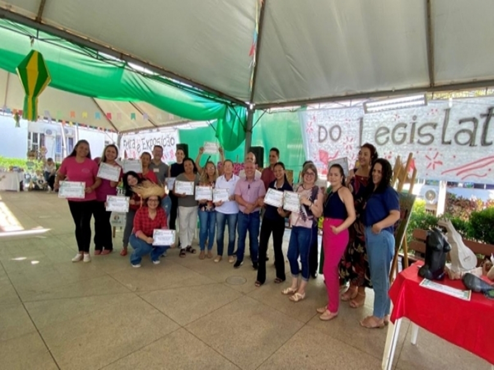 Cmara de Cuiab realiza feira com artesanato e gastronomia com exposio de 10 artistas