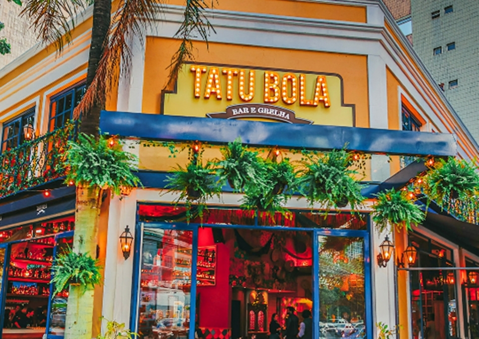 Com comidas de boteco e caipirinhas no pote, bar Tatu Bola ganha unidade na Praa Popular