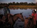 Sob a lua cheia ao fim da jornada diria, dois pees descansam e fumam, exercitando um modo de vida que  patrimnio cultural. Os vaqueiros so a alma do Pantanal.