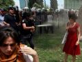 Foto da Reuters que mostra o exato momento em que a mulher de vermelho recebe spray de gs da polcia em Istambul Reproduo/REUTERS/Osman Orsal