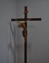 Crucifixo feito por artista que restaura obras no Vaticano