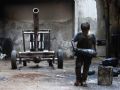 Em uma fbrica que fornece armamentos apra o Exrcito Livre da Sria em Aleppo, um jovem funcionrio chama ateno preparando bombas e morteiros. Aos 10 anos, o jovem Issa ajuda seu pai na fbrica trabalhando 10 horas por dia, folgando apenas s sextas.