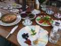 Turquia:Algumas variedades de queijo, manteiga, azeitonas, ovos, tomates, pepinos, compotas, mel e carne picante.