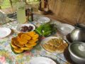 Filipinas: Frutas locais, como manga, arroz e pequenas salsichas (conhecido como longganisa). Quando frito com sal e dentes de alho,  conhecido como Sinangag. O Sinangag  ento combinada com ovos, carnes e feijo