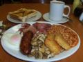 Inglaterra: Feijo, salsichas, bacon, ovos, cogumelos, batatas fritas, torradas, e uma xcara de ch