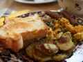 India: Tofu indiano, lentilhas, salsicha vegetariana, torrada com banana e pimenta e batatas assadas com alecrim.