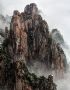 Mais uma que podia ser uma pintura chinesa. No : o fotgrafo Chaluntorn Preevasombat tirou-a na montanha de Huangshan, em Anhui, China. Chamou-lhe Clearing Storm.