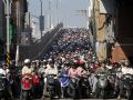 Motoristas de Taipei, no Taiwan, inundando as ruas na hora de ponta. Existem mais de 8,8 milhes de motocicletas e 4,8 milhes de carros lotando as estradas de Taiwan, todos os dias (o que tambm causa grandes problemas de poluio).