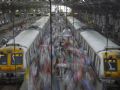 Imagem em time-lapse mostra os passageiros trocando de trem durante a hora do rush da manh em Mumbai, na ndia, que tem uma populao de mais de 12 milhes.