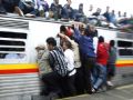 Passageiros na Indonsia tentando no perder o trem, na provncia de West Java. Existe uma mdia de 300 trens por dia para 500 mil passageiros habituais.