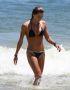 Grazi Massafera, magrinha e musculosa, na praia da Barra da Tijuca (Foto: AG News)