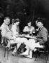 Hemingway e amigos em um caf de Paris