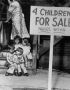 Mulher escondendo o rosto de vergonha depois de colocar seus 4 filhos  venda. Chicago, 1948