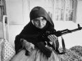Armnia de 106 anos protegendo sua casa, 1990