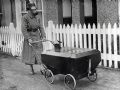 Mulher com carrinho de beb resistente ao gs, na Inglaterra, em 1938
