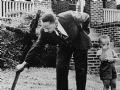 Martin Luther King e seu filho removendo uma cruz queimada do seu quintal, 1960
