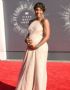 Kelly Rowland maravilhosa exibindo a barriguinha de grvida. Amei o vestido, mas poderia ser mais leve. (Foto: eonline.com)