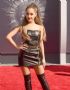 Ariana Grande apostou em um look de couro e botas da Moschino. At que ficou linda, mas bem que poderia ter feito um penteado novo. (Foto: eonline.com)