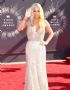 Chora na lindeza da Kesha, adorei esse cabelo colorido e esse vestido. T lindssima! (Foto: eonline.com)