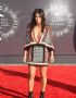 Kim Kardashian  um arrasa, ela usou um vestido super decotado da Balmain, acho que ela exagerou demais. (Foto: Harpers Bazaar US)