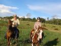 Edson Andrade e sua neta a cavalo no Haras da Brisa (Foto: Arquivo Pessoal)