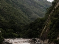 Rio que corta a cidade de guas Calientes (parada para os visitantes de Machu Picchu) no Peru e fica aos ps das montanhas