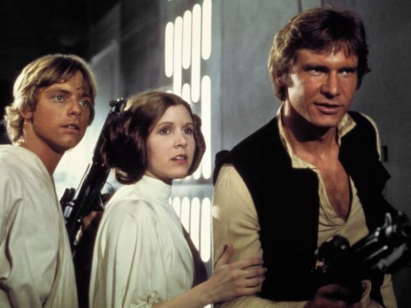 Harrison Ford ao lado dos atores Mark Hamill e Carrie Fisher no filme 'Guerra nas Estrelas Episdio IV - Uma nova Esperana', de 1977