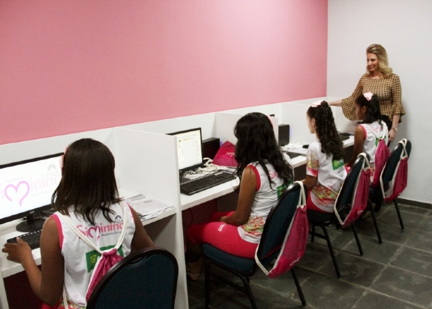 Programa Siminina ganha sala de informtica e garotas tero curso para o mercado de trabalho