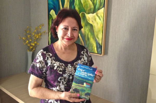Com 60 poesias e prefcio de Jos Castello, Lucinda Persona lana novo livro em Cuiab