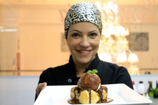 Chef Eliane Carvalho ensina como fazer profiterles com chocolate, sorvete e caramelo