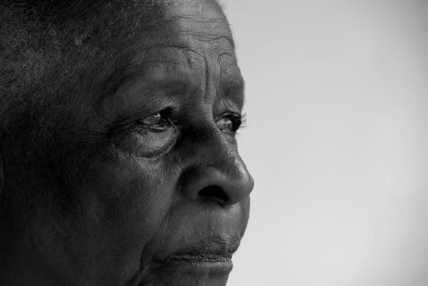 Instalao fotogrfica mostra vida de benzedeira e parteira chapadense de 104 anos