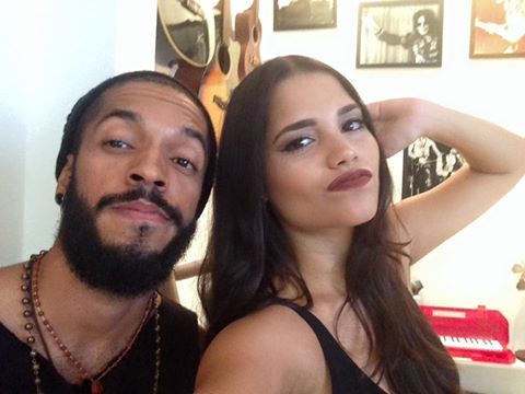 Ana Rafaela entrevista o rapper Micos Brown em seu programa de entrevistas