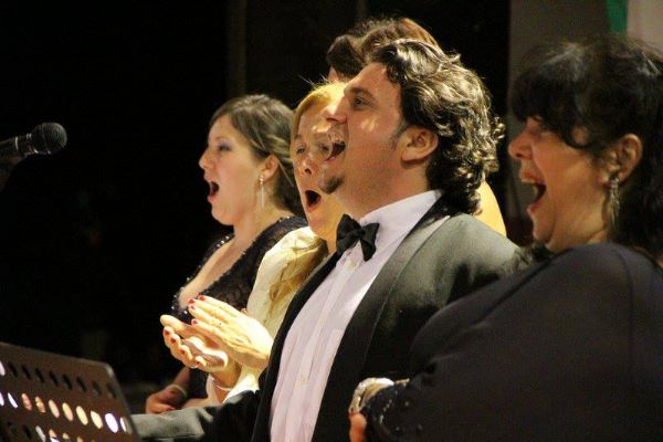 Concerto lrico italiano traz tenores, pianista e quinteto de cordas para evento beneficente