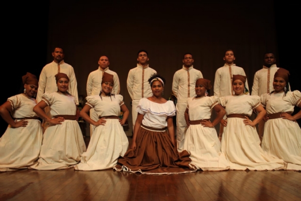 Grupo Siriri Flor do Campo apresenta espetculo Negritude sobre a riqueza cultural dos negros