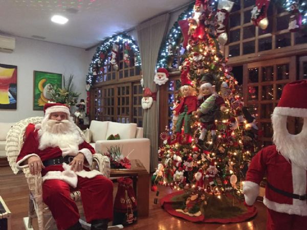 Morando h 21 anos em Cuiab, Papai Noel abre sua casa para realizar sonhos de idosos e crianas