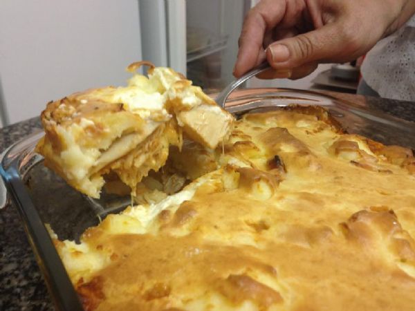 Chef Eliane Carvalho ensina a fazer torta de frango com catupiry de liquidificador