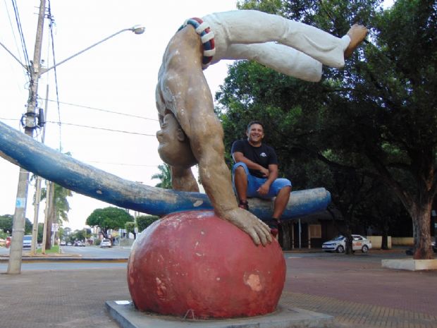 Mato-grossense recebe prmio em Salvador por escultura gigante de capoeirista