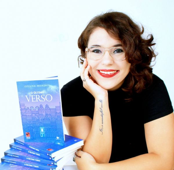 Jovem escritora e jornalista cuiabana lança primeiro romance nesta sexta-feira