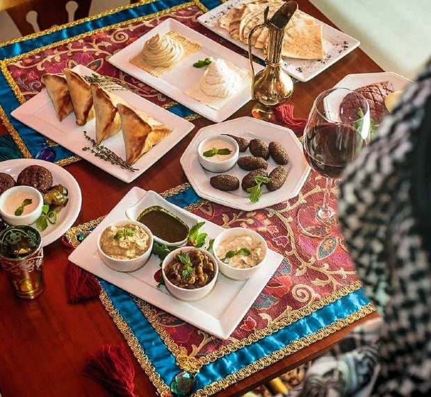 Cultura e sabores da culinária árabe do restaurante Al Manzul são narradas em livro
