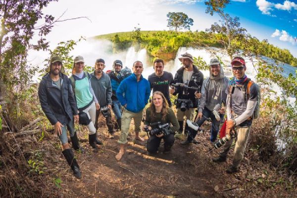 Equipe de filmagem e Pedro Lima, kayaker profissional