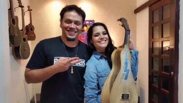 Ana Rafaela entrevista Billy Espndola, o criador da 'Guitarra de Cocho'