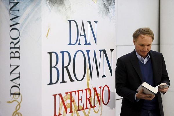 Dan Brown lendo
