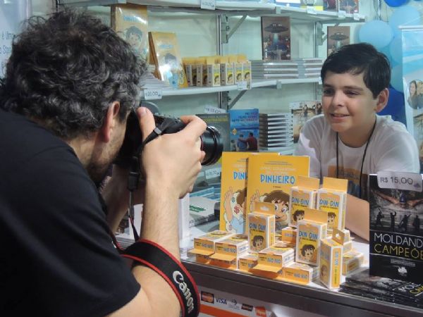 Cuiabano de 12 anos lança segundo livro sobre finanças na Bienal de São Paulo