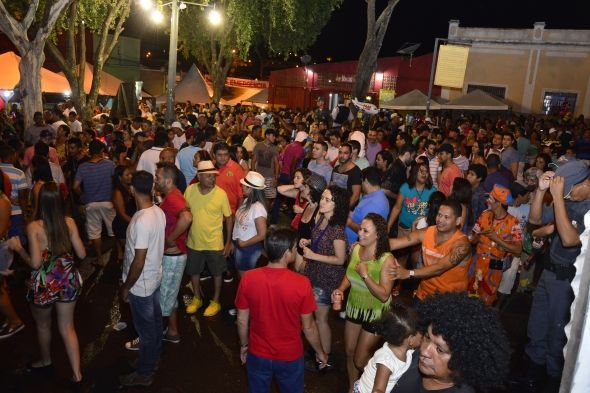 Mesmo com chuva, terceiro dia de carnaval na Mandioca atrai mais de 5 mil folies
