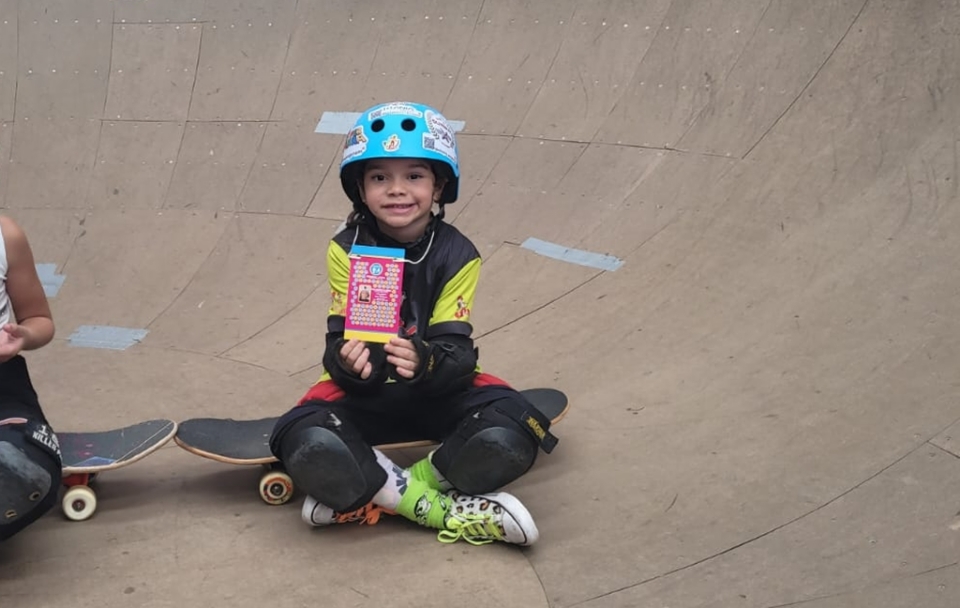 Aos cinco anos, cuiabana participa de competio de skate em SP e sonha com futuro no esporte olmpico