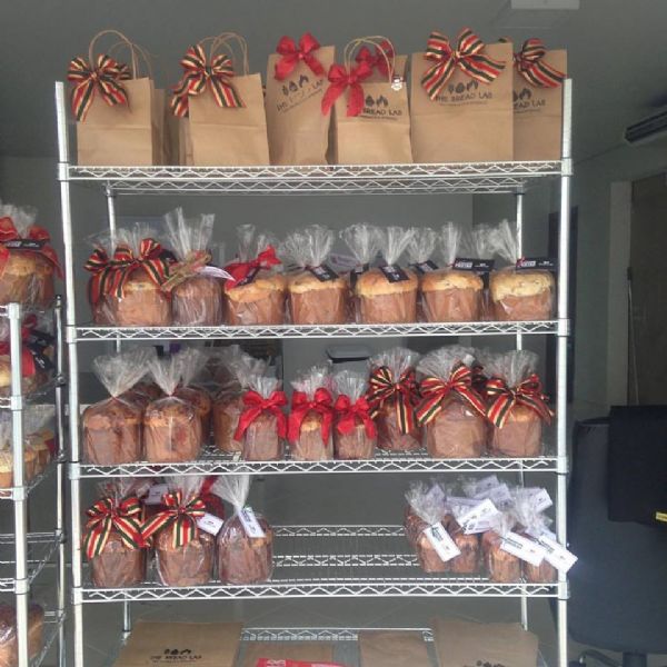 Panetones orgnicos de frutas cristalizadas, chocolate e goiabada so vendidos no Bread Lab at o natal