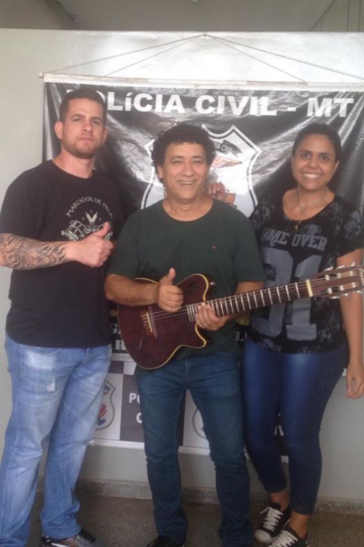 Agradecido por polcia ter achado seu violo roubado, Roberto Lucialdo faz 'show' na delegacia