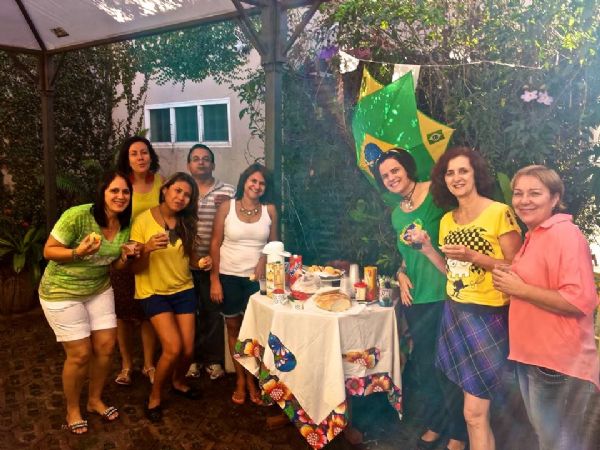 Feirinha Magnlia Cuiabana transmitir o jogo do Brasil em um ambiente cheio de arte
