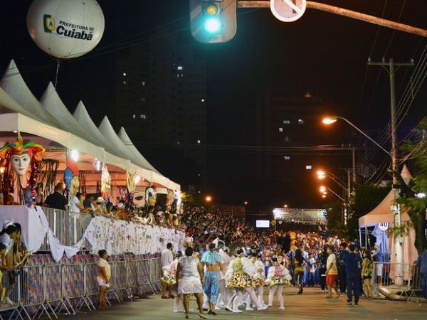 Desfile dos blocos em Cuiab em 2015